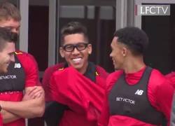 Enlace a Firmino es el nuevo Edgar Davids con sus gafas deportivas. Y las clava todas el tío