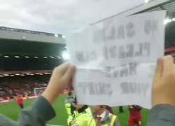 Enlace a Este niño rompe a llorar cuando Salah le regala su camiseta tras el partido