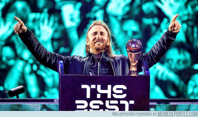1051376 - Guapísimo el set que se ha marcado David Guetta en plena gala de #TheBest