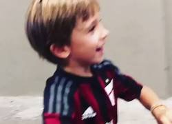 Enlace a La reacción de un niño al entrar en San Siro por primera vez