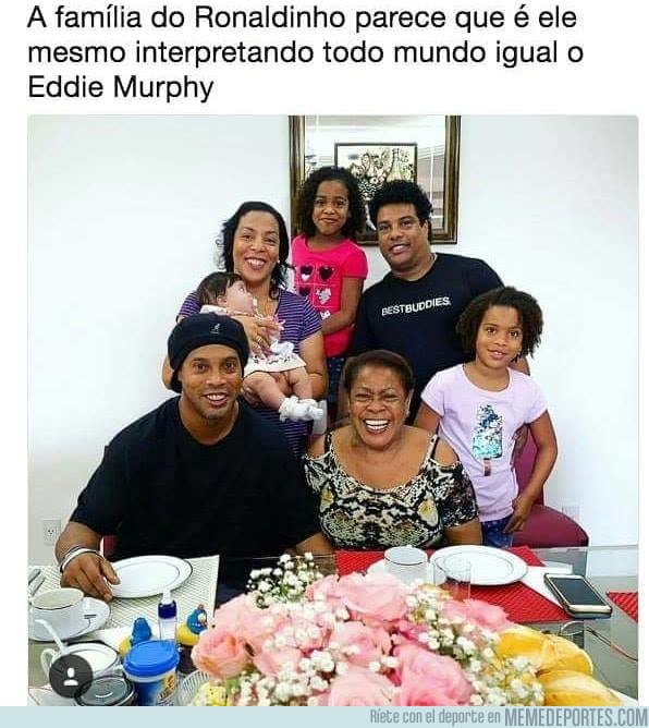 1052068 - La familia de Ronaldinho parece que es el mismo interpretando a todo el mundo igual que Eddie Murphy