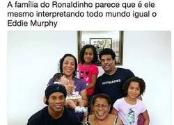 Enlace a La familia de Ronaldinho parece que es el mismo interpretando a todo el mundo igual que Eddie Murphy