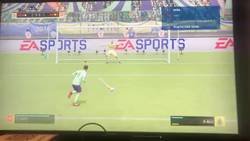 Enlace a Uno de los bugs más locos de FIFA 19. Durante una tanda de penaltis, se pita corner, el jugador lo saca, anota y el gol sube al marcador