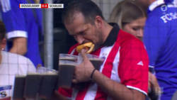 Enlace a Este aficionado alemán que carga con 1 hotdog y 7 pintas es nuestro nuevo héroe