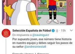 Enlace a La surrealista conversación entre Saúl Ñíguez y Homer Simpson en Twitter