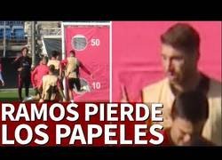 Enlace a Tensión en Valdebebas: Ramos se enfada y le tira dos balonazos a Reguilón