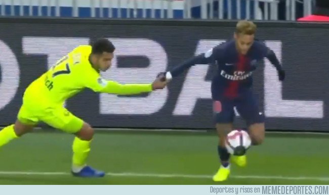 1055472 - Lo nunca visto: tarjeta amarilla por sacarle un guante a Neymar