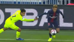 Enlace a Lo nunca visto: tarjeta amarilla por sacarle un guante a Neymar
