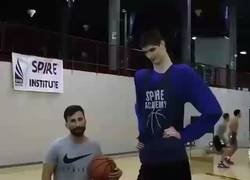 Enlace a Este tío mide más de 2,31 y parece renderizado en 3d