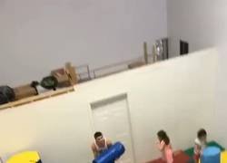 Enlace a Sergio Ramos entrenando con los chavales de la cantera