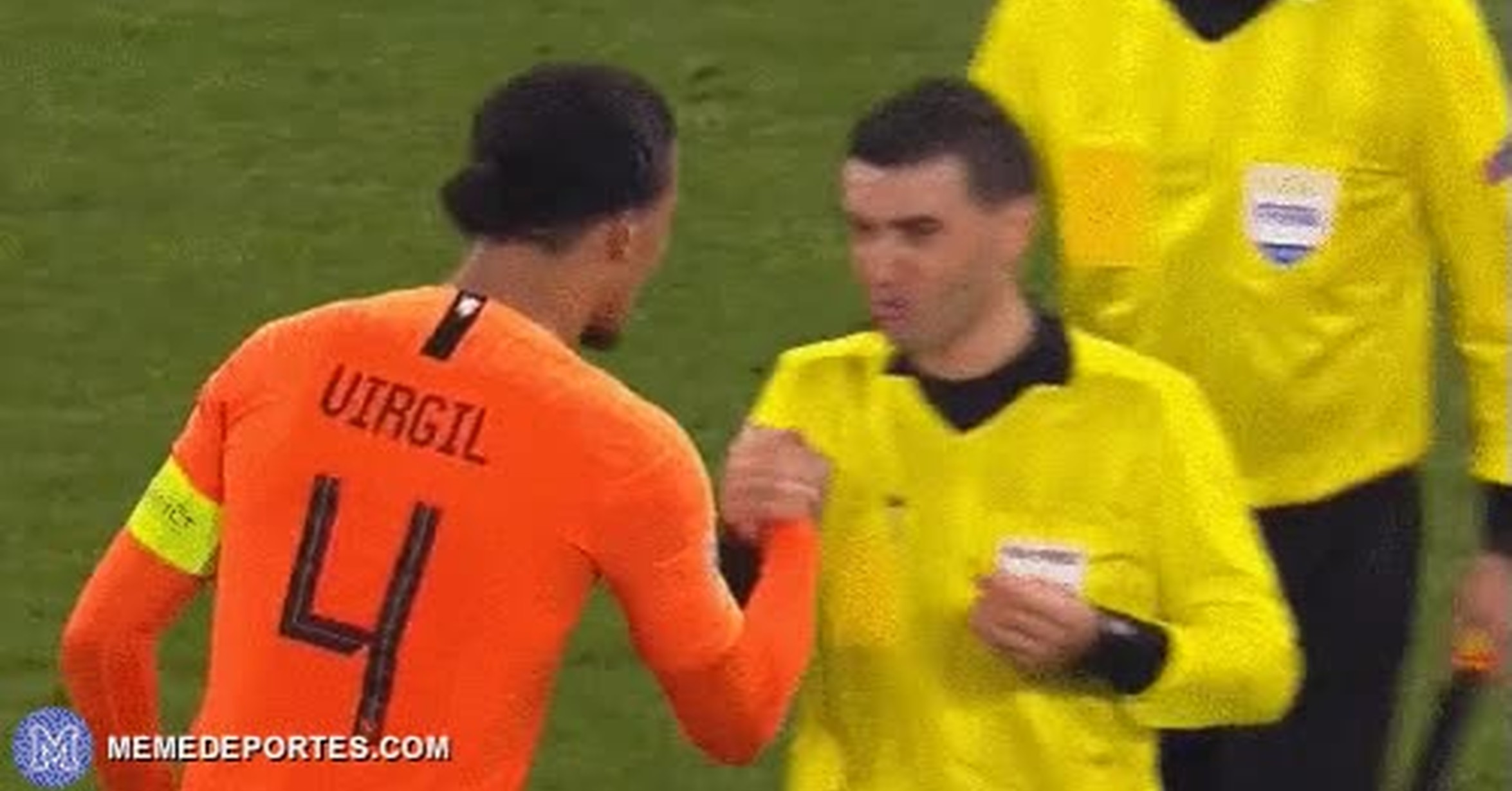 [ MEMEDEPORTES ] Van Dijk se enteró de la muerte de la madre del árbitro al final del partido