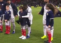 Enlace a El bonito gesto de los jugadores de Israel con los niños que salieron para la foto