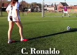 Enlace a Esta chica lanza los penaltis imitando a Messi, Cristiano, Pogba y Neymar, y los clava