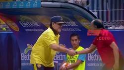 Enlace a Maradona en un día normal. Un artista