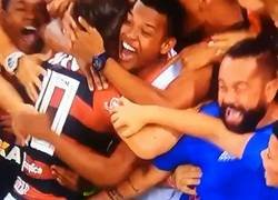 Enlace a Creo que el tipo de azul ha sido quien más ha disfrutado del gol