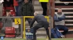 Enlace a Mourinho lanza todos los botes de Gatorade con pura rabia tras el gol de Fellaini que elimina al Valencia