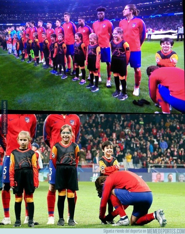 La curiosa la jornada: Griezmann le ata la botas un niño durante el himno de la Champions