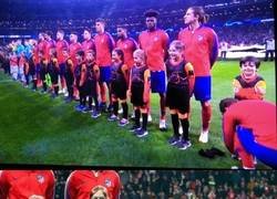 Enlace a La imagen curiosa de la jornada: Griezmann le ata la botas a un niño durante el himno de la Champions