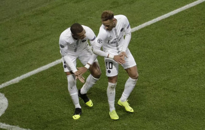 1057592 - La obscena celebración de Neymar y Mbappé ante el Liverpool no hizo gracia a nadie