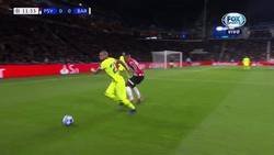 Enlace a Arturo Vidal tirando un poco de fantasía sobre la línea