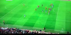Enlace a VIDEO: Gol irreal, con el que Liverpool se quedó con el Derby de Merseyside