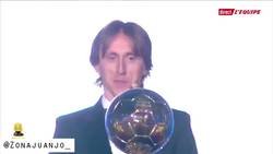 Enlace a La cara de Luka Modric al ver lo que cuelga del Balón de oro 2018