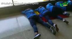 Enlace a Indignante, Campeonas femeninas de la Libertadores tuvieron que dormir en el suelo para esperar su vuelo