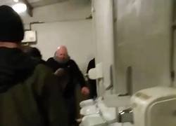 Enlace a Más vándalos por el mundo. Esto hacían hinchas del Stoke City en los baños del otro equipo de la ciudad