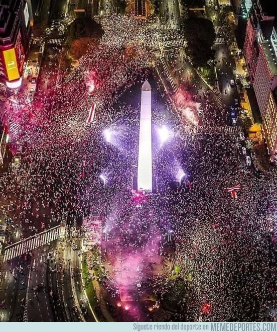 1058638 - Locura de celebraciones en el obelisco de los fans de River Plate
