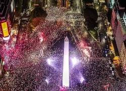 Enlace a Locura de celebraciones en el obelisco de los fans de River Plate