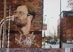 Enlace a El espectacular mural de Klopp en un conflictivo sector de Liverpool