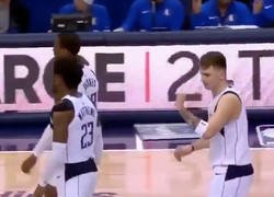 Enlace a Los Mavs dejan 'colgado' a Doncic en pleno partido: no te pierdas la genial reacción del rookie