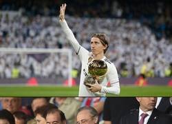 Enlace a Modric ofreciendo el Balón de Oro en el Bernabéu