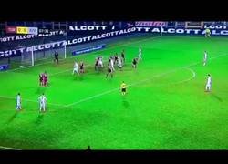 Enlace a El peor tiro de falta en la carrera de Cristiano Ronaldo, ni a córner