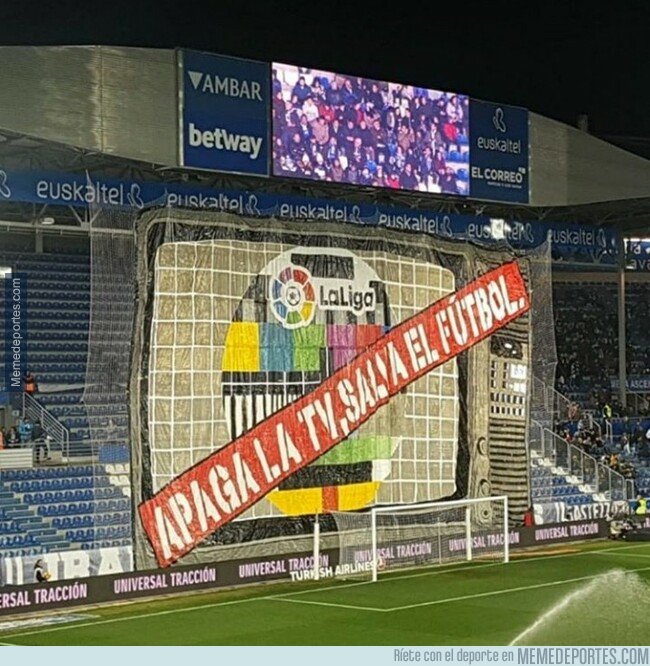 1059349 - La increíble pancarta en Mendizorroza contra el fútbol moderno