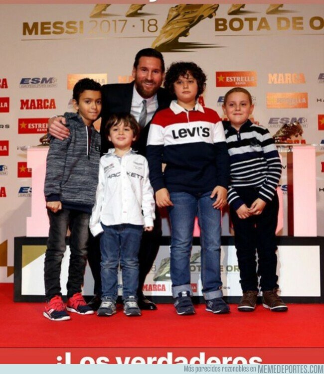 1059431 - Cuando Messi está más feliz por tomarse una foto con niños que los mismos niños