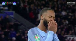 Enlace a Sterling mandó un penalti a lo panenka a las nubes y el portero se rió en su cara
