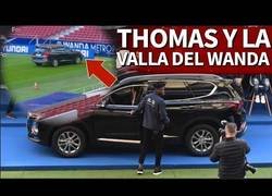 Enlace a Thomas, a punto de estampar su nuevo coche contra la valla del Wanda 1' después de recibirlo y tras costarle arrancarlo