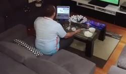 Enlace a Su mujer le apaga la tv en momentos cruciales del partido y se vuelve loco