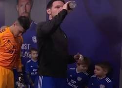 Enlace a La lección de modales y educación de este niño con un jugador profesional del Cardiff City
