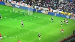 Enlace a Pogba sufre 2 caños en 5 segundos contra el Newcastle