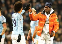 Enlace a Mendy sale a celebrar la victoria con sus compañeros, ¡y la seguridad le persigue al confundirle con un espontáneo!