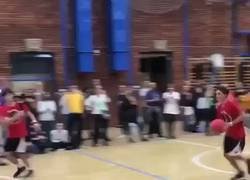 Enlace a El alley oop interminable. Bestial