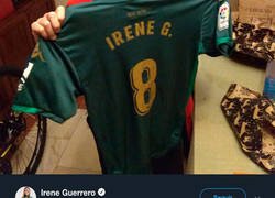 Enlace a La jugadora Irene Guerrero del Real Betis está hiper feliz al ver el regalazo que se ha pedido este joven aficionado por Reyes Magos