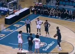 Enlace a Este tío lanza los tiros libres peor que mi madre