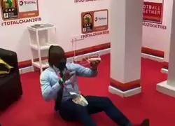 Enlace a Así celebró Robert Kidiaba, aquel portero del mundialito de 2010, haber sido elegido miembro de su parlamento