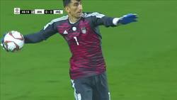 Enlace a El tremendo saque con el brazo de Alireza Beiranvand en la Copa Asia