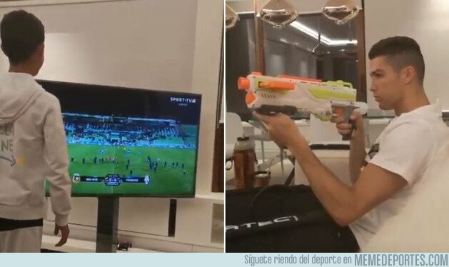 1062112 - Cristiano Ronaldo intenta apagar la TV con una pistola de juguete. Aún conserva su puntería