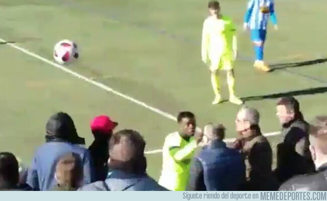 1062121 - Un futbolista del Barça B es expulsado por agredir a un aficionado