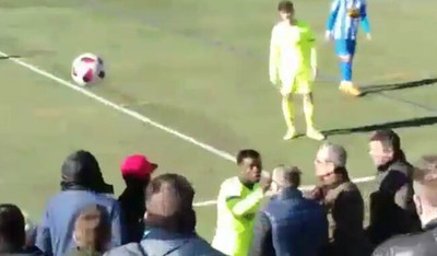 1062121 - Un futbolista del Barça B es expulsado por agredir a un aficionado